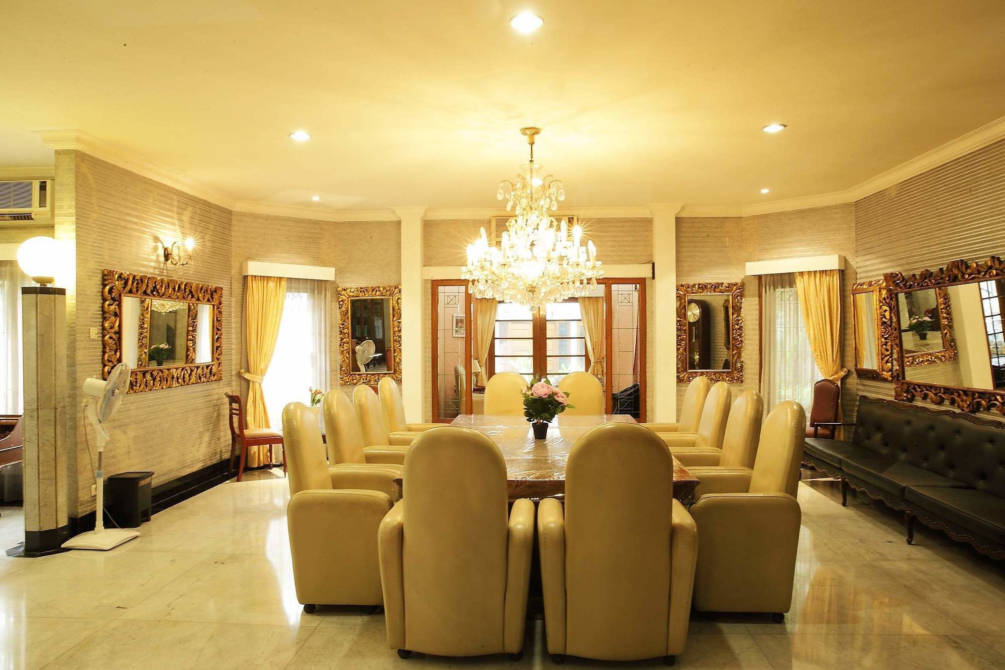 Arimbi Pejaten Suites Jakarta Exteriör bild